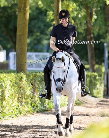 Who wouldn’t smile sitting on a horse like Jolene Hill?
