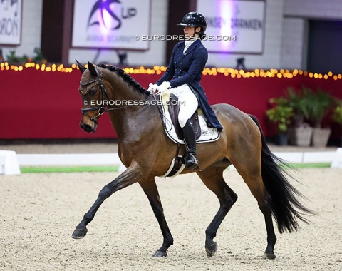 Bulgarian Valeria Litovchenko on Acascadello (by Cascadello OO x Zola Dady)