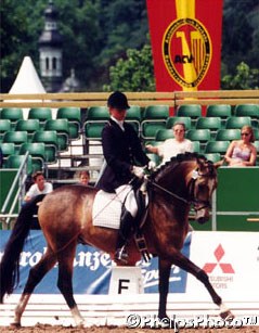 Angoli Anne Jensen on Goldino at the 2000 CDN Bad Honnef :: Photo © Phelpsphotos.com