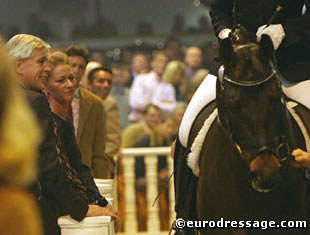 Paul Schockemohle and Patty van der Zwan looking at Poetin at the 2003 PSI auction :: Photo © Astrid Appels