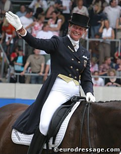 Ulla Salzgeber waves to the Aachen crowds :: Photo © Astrid Appels