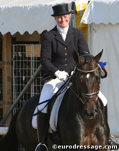 This is a rarity: a smiling Anja Engelbart on the beautiful Don Kennedy. Anja is usually very concentrated on her horses :: Photo © Astrid Appels