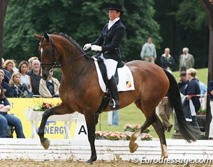 Vicky Smits on Daianira van de Helle :: Photo © Astrid Appels