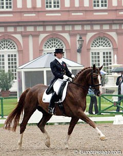 Emma Hindle on Wie Weltmeyer at the 2005 CDI Wiesbaden :: Photo © Astrid Appels