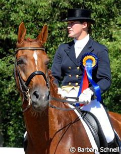 Ellen Schulten Baumer and Weltino ranked third with 68.33 %. Schulten-Baumer carried the ribbon herself in the award ceremony.