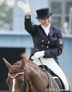 Evi Strasser Waves to the Crowds after her Ride :: Photo © Dirk Caremans