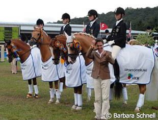 The 2007 European gold medal winning German team with a thumbs up from chef d'equipe Connie Endres
