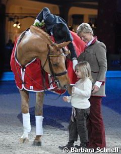 Monica Theodorescu and Whisper with the horse's owner and Frankfurt show organizer Ann Kathrin Linsenhoff and her daughter Marie