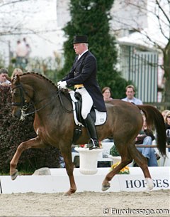 Hermann Gossmeier on Favourit at the 2008 CDI Hagen :: Photo © Astrid Appels