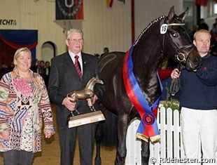 Furstenball became champion of the 2008 Oldenburg Stallion Licensing. Proud owner Lone Boegh Henriksen and breeder Georg Sieverding standing next to him :: Photo © Ridehesten.com