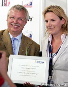 Kees Visser receiving the KWPN certificate that Totilas is approved for breeding based on his performance record