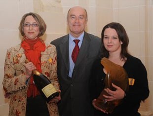 Hélène Marchand and Alain Vasselle offer the Astley award to upcoming talent Alix van den Berghe