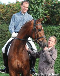 A pregnant Isabell Werth is no longer riding, but her student Matthias Bouten is aboard a talented youngster by Jazz :: Photo © Barbara Schnell