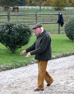 Michel Henriquet demonstrates a walk pirouette