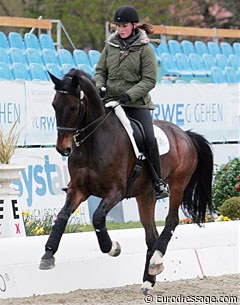 American Grand Prix rider Adrienne Lyle on Wizard. She was one of very few riders wearing a helmet at the 2010 CDI Hagen :: Photo © Astrid Appels