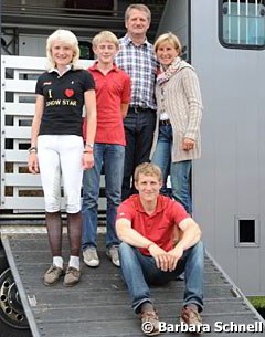 The Holkenbrink family: Sophie, brother Linus, father Wilhelm, mother Beate, sitting down brother Simon.