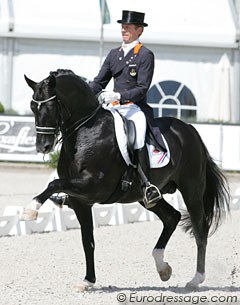 This extended trot looks too extravagant: a clawing front leg and not enough tracking up from behind