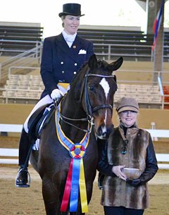 Karen Pavicic on Don Daquiri with Lorraine McDonald, president of the ground jury :: Photo © Jennifer Keeler