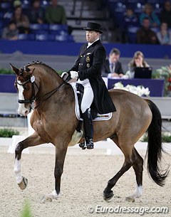 Johan Zagers on the Danish warmblood Question de Liberté (by Quidam de Revel). The horse improved much in the trot work, but the piaffes were still a bit small and Zagers lost the passage on the final centerline.