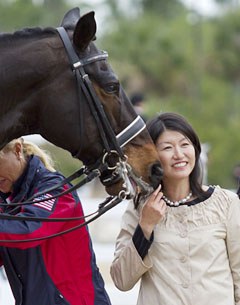 Akiko Yamazaki cuddles with her Ravel at the 2011 World Dressage Masters in Palm Beach :: Photo © Sue Stickle