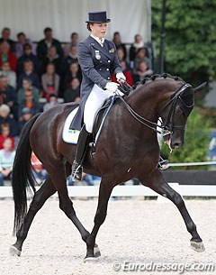 Swedish Elin Aspnas had a challenging 2012 European YR Championships aboard her sensitive mare Donna Romma. The Don Frederico x Warkant offspring was difficult to convince to enter the arena, but did the job after all