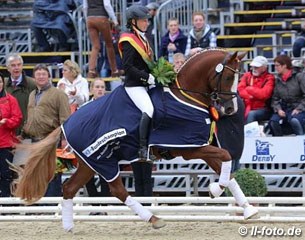 Jana Freund and Numero Uno win the 4-year old Stallion class