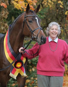 Breeder Alexandra, Countess of Dohna Schlobitten with the 2013 Trakehner licensing champion Kissinger