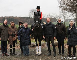 Last year's group visited famous dressage stallion Fürstenball OLD and Ines Westendarp at home to witness their daily training :: Photo © LL-Foto