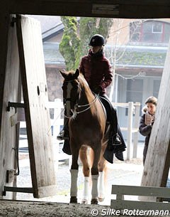 Lia Garzoni and Calypso van het Goorhof entering the indoor arena