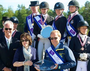 On the podium at the Nordic Baltic: Rose Mathisen, Caroline Darcourt, Emilie Nyrerod and Charlotte Haid-Bondegaard. In front Trond Asmyr, FEI Director Dressage, Randi Margrethe Eidsaa and Bo Jena, Swedish Chef d’Equipe