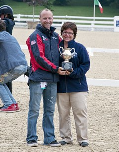 Region 1 Chef d'Equipe Debbie DelGiorno receives the Albers Award at the 2014 North American Junior/Young Riders Championships