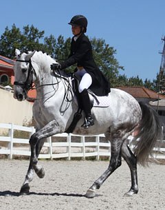 Sarah Warne patting Batialo :: Photo © Marta Guedes Vaz