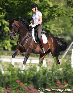 Arlene 'Tuny' Page schooling her small tour horse Castillia, a 2006 born Oldenburg mare by Samarant out of Cascaya, at her own Stillpoint Farm in Wellington :: Photo © Astrid Appels