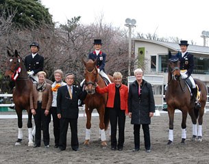 The kur top three (Hiroshi Watanabe, Yuko Kitai, Kazuki Sado) and the judges' panel (Photo © Japan Equestrian Federation)