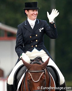 Kathleen Raine waves to the large group of American fans that gathered in Verden
