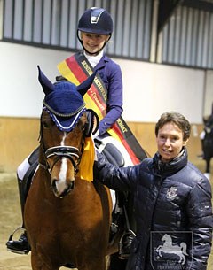 Jule Marie Schönfeldt on Tyra M, flanked by German pony team trainer Connie Endres, at the 2014 German Developing Pony Rider Championship in Verden. 