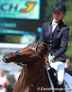Nicole Kirschnick's Donna Rica gut bugged by a horse fly in the canter