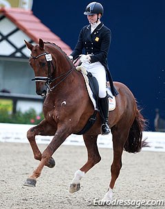 Nicole van Niedek on Ziezo