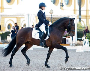 Maria Caetano and Fenix de Tineo win the young horse class for 5-year olds