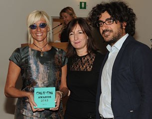 Silvia Rizzo receives the 2015 Chi E' Chi Sports Award in Milan from Silvia Paoli and Andrea Rinaldo :: Photo © Chi E' Chi