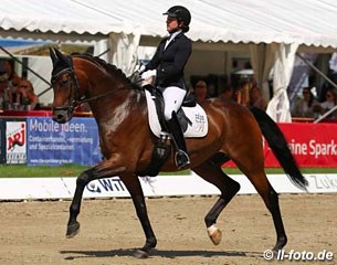 Yvonne Reiser and Sunlight at the 2015 Oldenburg Regional Championship in Rastede :: Photo © LL-foto