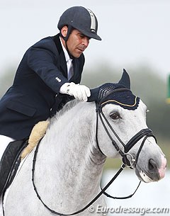 Hugo Pereira grabs the 5-year old Lusitano stallion Fabuloso do Lis (by Peralta Pinha) by the ear after his ride