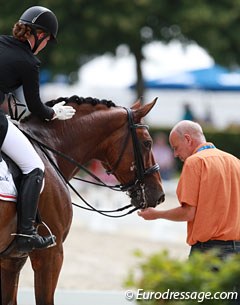Preben Dankau gives Overgaards Lawell a lump of sugar after a successful test with daughter Julie