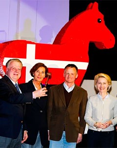 The auction of the LEGO-horse with Uwe Heckmann, Gudrun Bauer, Uwe Schmitz and Ursula von der Leyen :: Photo © Thomas Hellmann