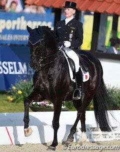 Karen Tebar on Don Luis. The black Don Primero gelding produced top piaffe, passage work and straight tempi changes. The extended trot were slightly irregular and the clarity in the extended walk gets a bit lost. The contact with the bridle is exemplary.