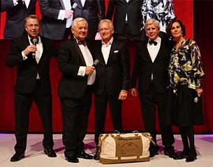 The auction of the sportsbag for the benefit of "Riding Against Hunger": from left Moderator Carsten Sostmeier, Ullrich Kasselmann, Rolf Zimmermann, Paul Schockemöhle and Gudrun Bauer