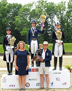 Hannah Niebielski and Roberta Williams hand the Fiona Baan trophy to Chase Shipka (center of podium) at the 2017 NAJYRC :: Photo © ESI