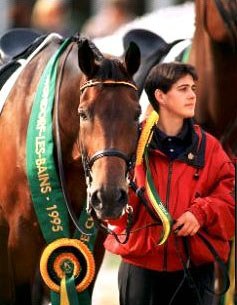 Groom holding Nicole Uphoff's Rembrandt at the 1995 European Championships :: Photo © Arnd.nl