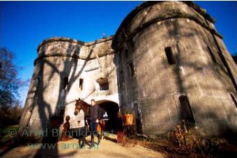 Arjen Teeuwissen and Goliath T in front of Stable Oudaen in Belgium :: Photo © Arnd Bronkhorst