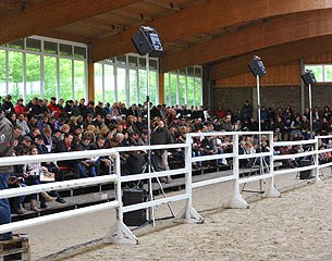 Grand stand in the riding hall: The familiar atmosphere and the quality of the horses brings people from many countries together at the dressage horse auction of the Borgmann farm